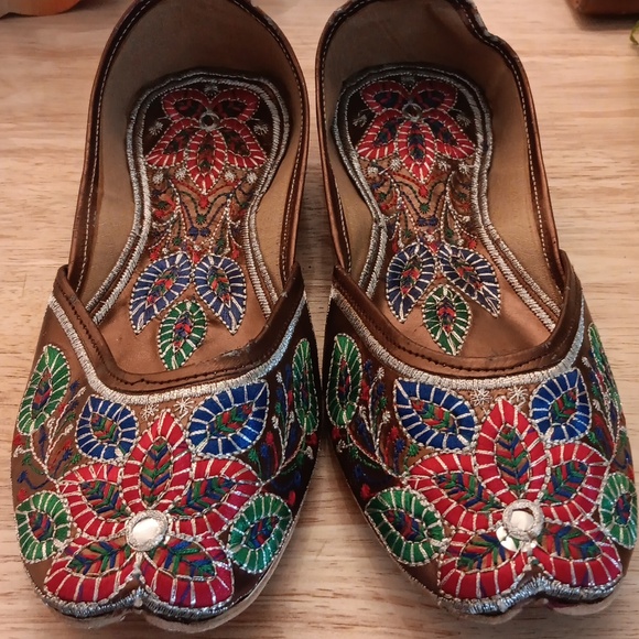 Embroidered Jutti - Picture 7 of 9